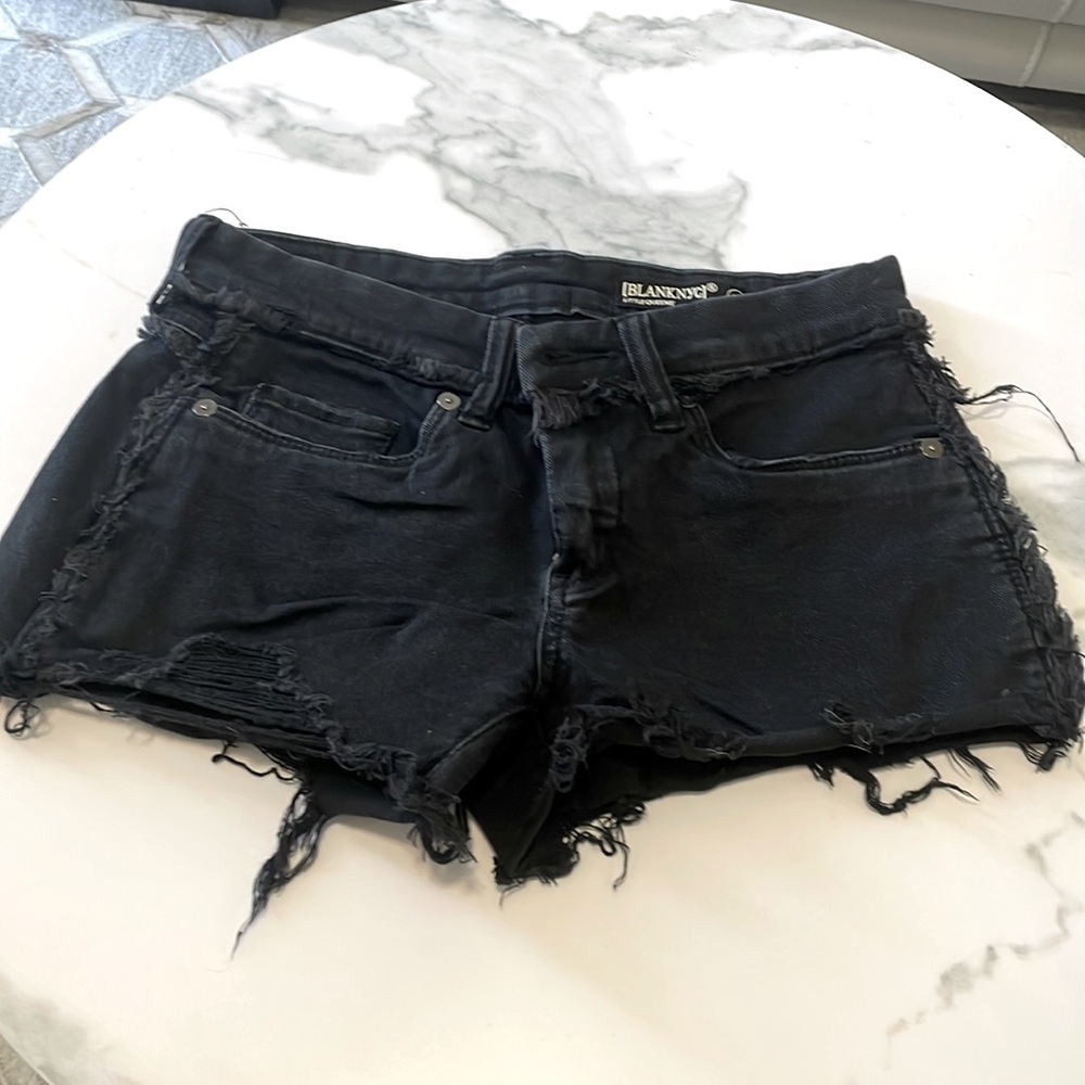 BLANKNYC Little Queenie sz 24 women’s distressed black jean shorts